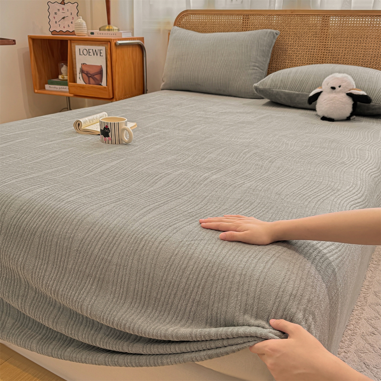91家纺网 家纺一手货源 找家纺 灰鲸 2025新款纯色雕花牛奶绒床单单品床单床单单件 温妮-绅士灰