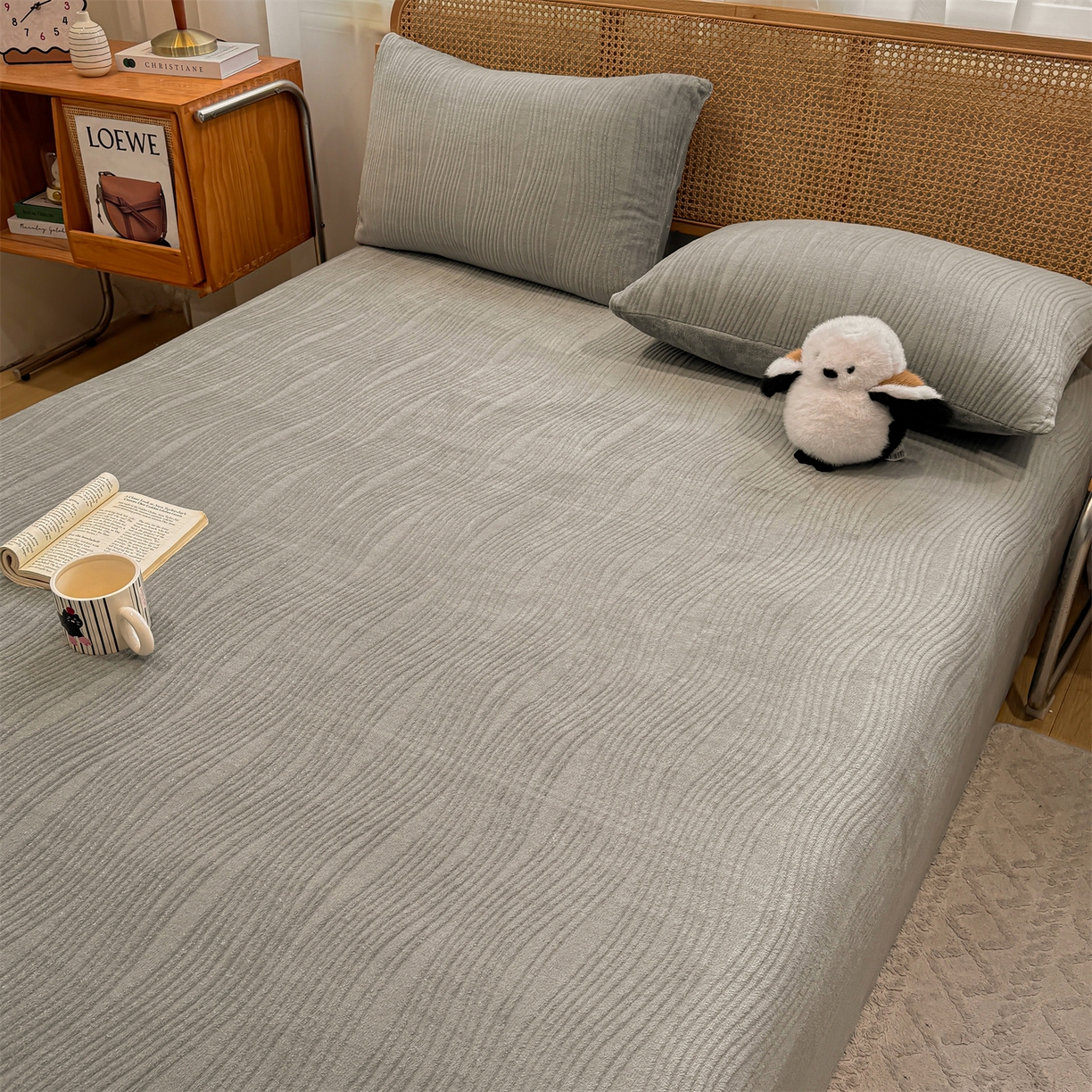 91家纺网 家纺一手货源 找家纺 灰鲸 2025新款纯色雕花牛奶绒床单单品床单床单单件 温妮-绅士灰