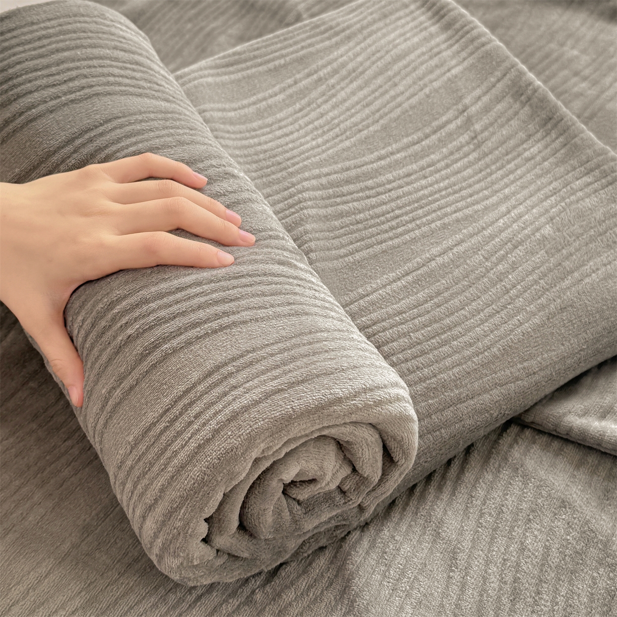 91家纺网 家纺一手货源 找家纺 灰鲸 2025新款纯色雕花牛奶绒床单单品床单床单单件 温妮-绅士灰