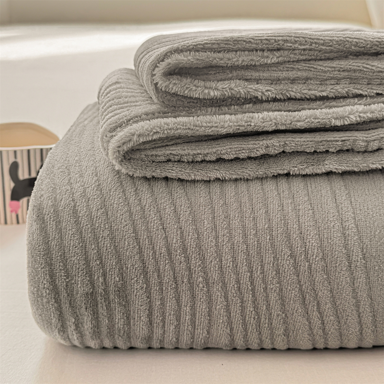 91家纺网 家纺一手货源 找家纺 灰鲸 2025新款纯色雕花牛奶绒床单单品床单床单单件 温妮-绅士灰