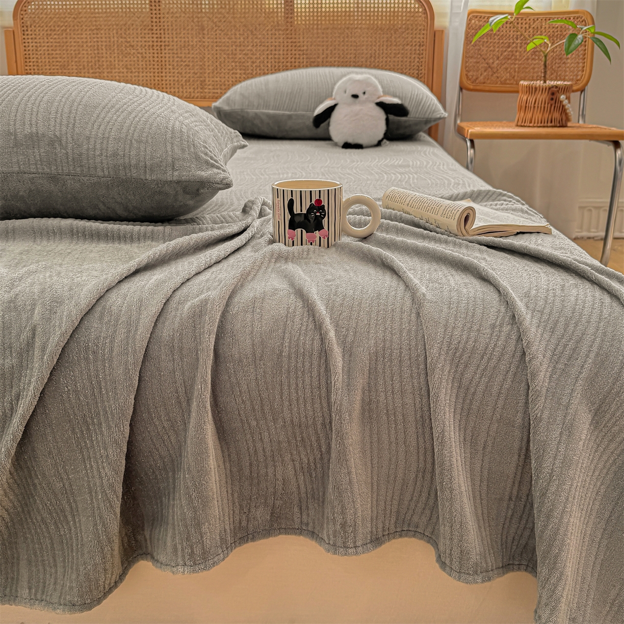 91家纺网 家纺一手货源 找家纺 灰鲸 2025新款纯色雕花牛奶绒床单单品床单床单单件 温妮-绅士灰