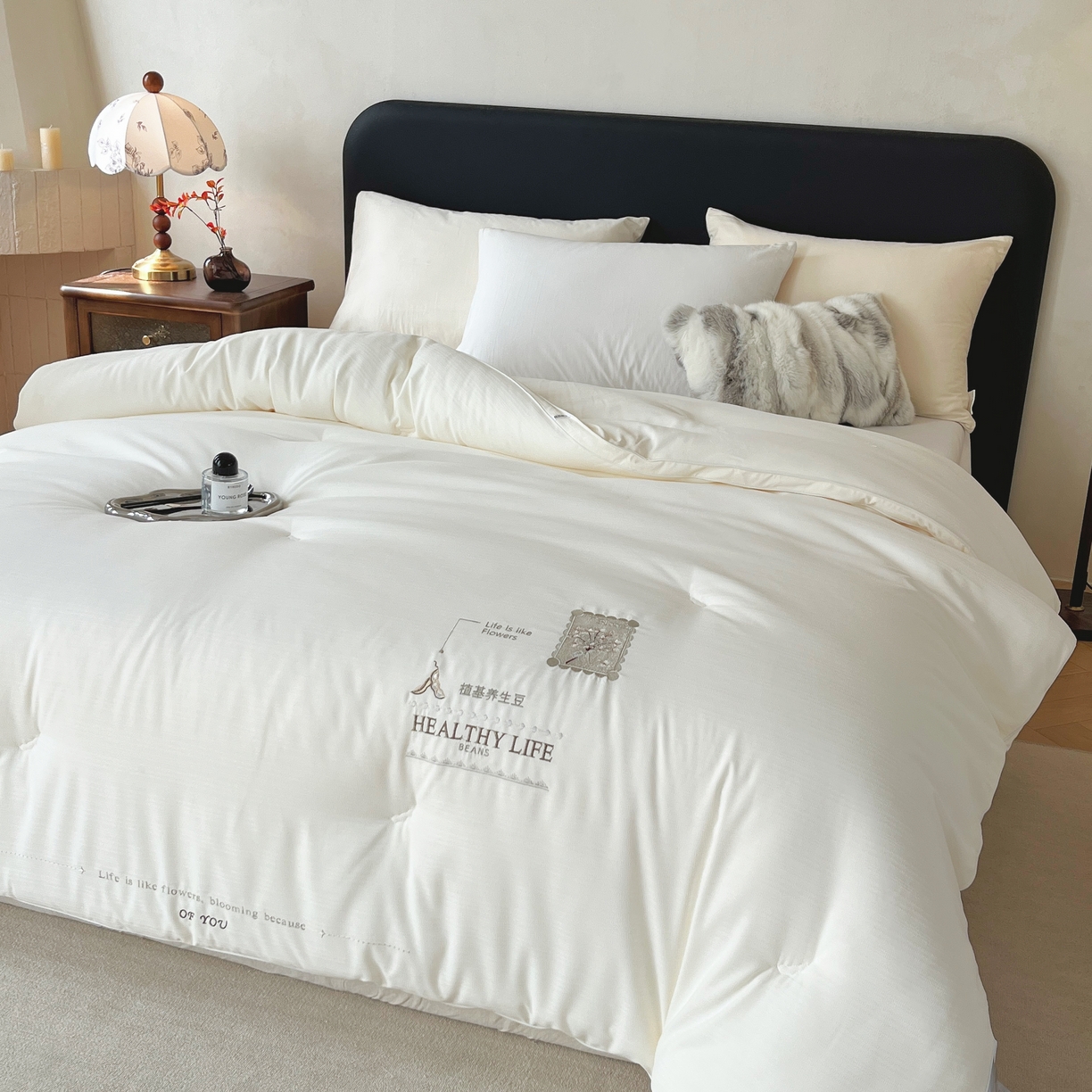 91家纺网 家纺一手货源 找家纺 仲旺居家纺 2025新款漫轨棉绣花冬被植基养生豆立体边被子被芯四季被 奶油白