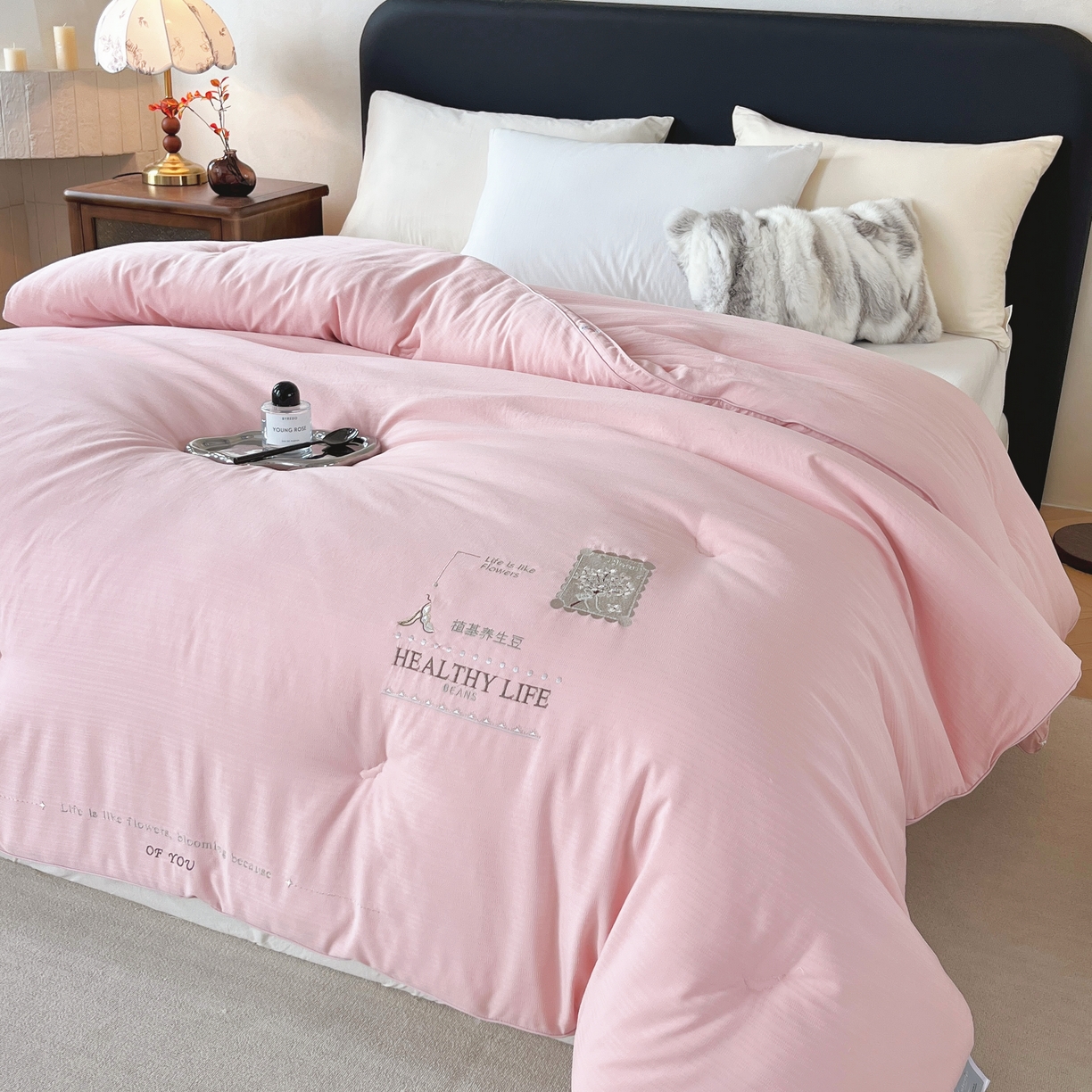 91家纺网 家纺一手货源 找家纺 仲旺居家纺 2025新款漫轨棉绣花冬被植基养生豆立体边被子被芯四季被 云雾粉