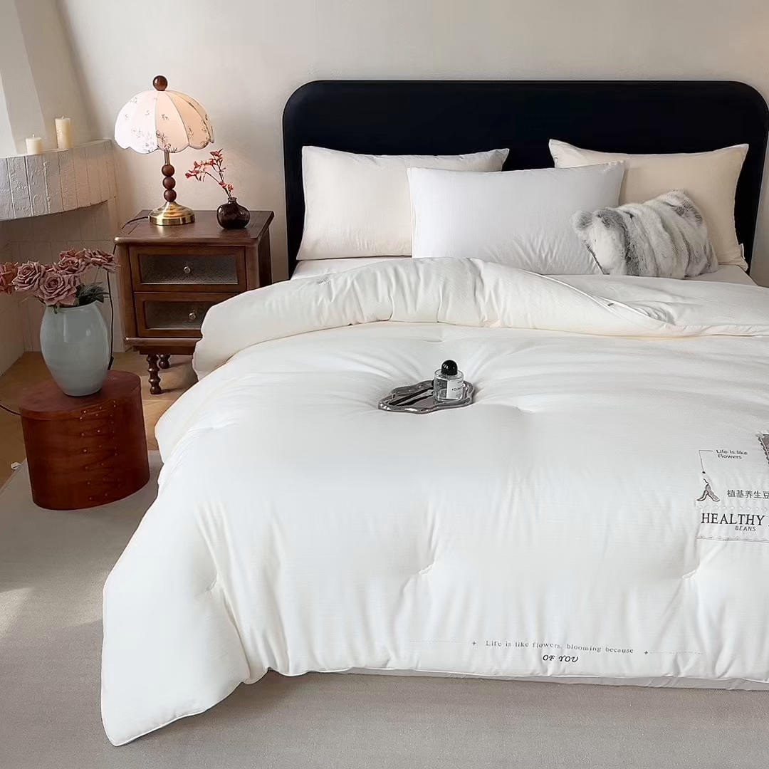 91家纺网 家纺一手货源 找家纺 仲旺居家纺 2025新款漫轨棉绣花冬被植基养生豆立体边被子被芯四季被 奶油白