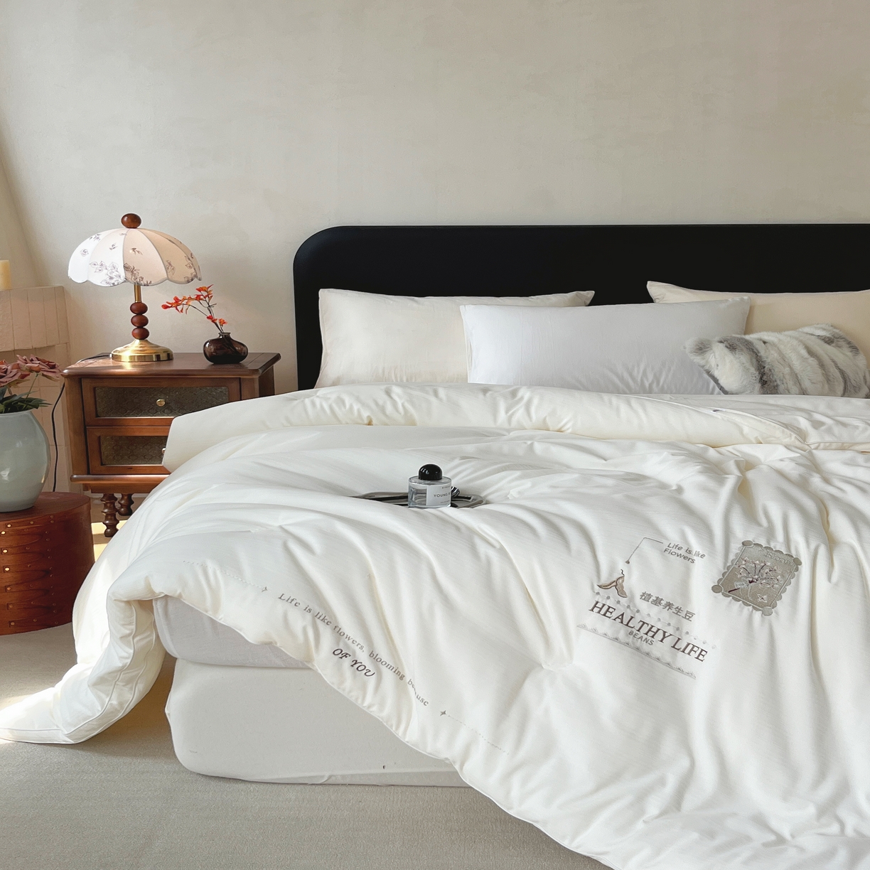 91家纺网 家纺一手货源 找家纺 仲旺居家纺 2025新款漫轨棉绣花冬被植基养生豆立体边被子被芯四季被 奶油白