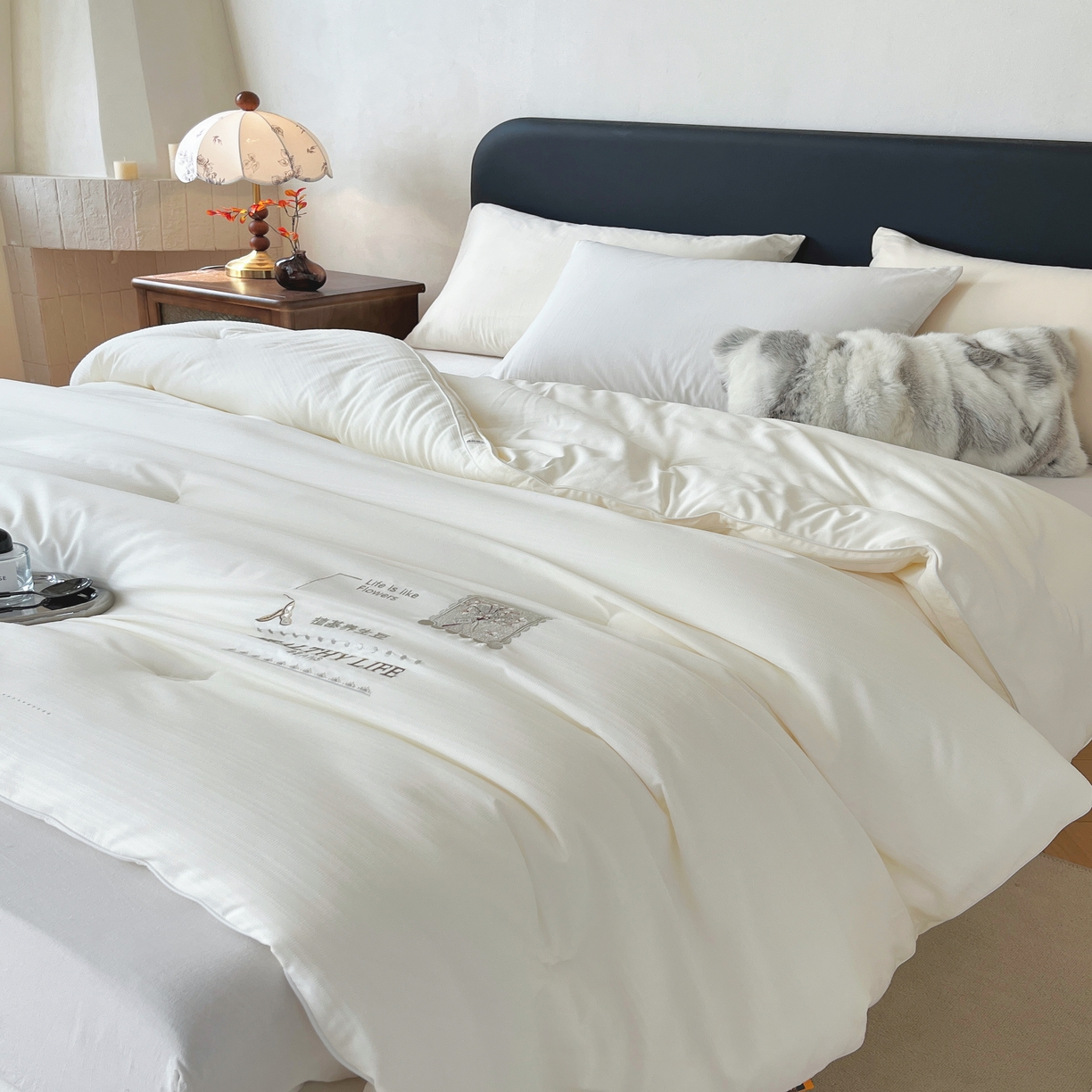 91家纺网 家纺一手货源 找家纺 仲旺居家纺 2025新款漫轨棉绣花冬被植基养生豆立体边被子被芯四季被 奶油白