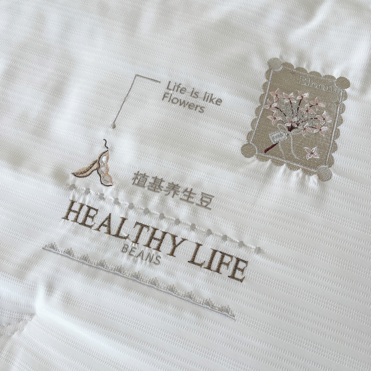 91家纺网 家纺一手货源 找家纺 仲旺居家纺 2025新款漫轨棉绣花冬被植基养生豆立体边被子被芯四季被 奶油白