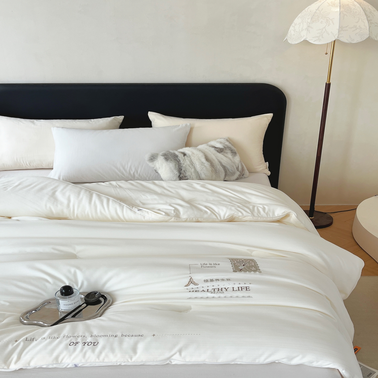 91家纺网 家纺一手货源 找家纺 仲旺居家纺 2025新款漫轨棉绣花冬被植基养生豆立体边被子被芯四季被 奶油白