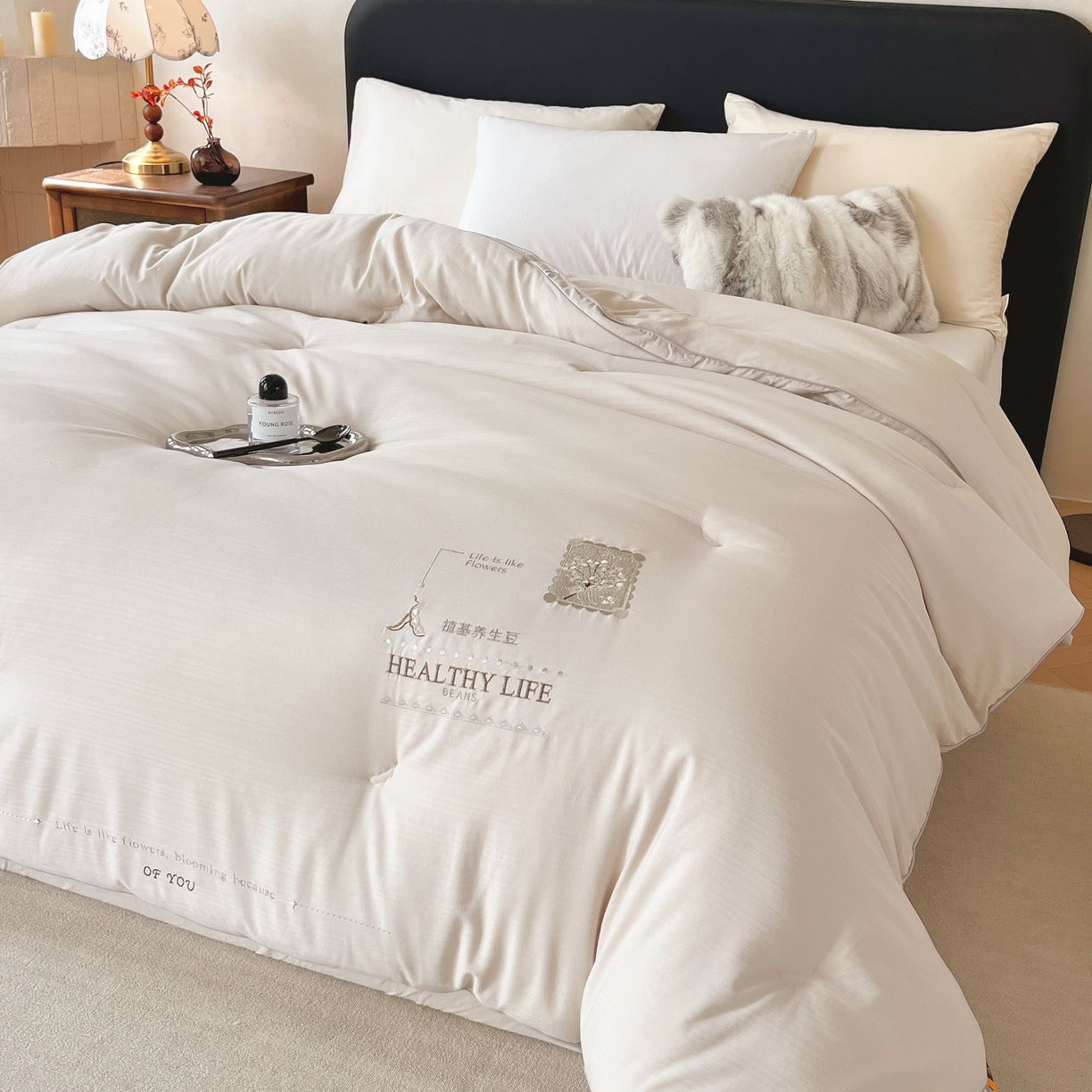 91家纺网 家纺一手货源 找家纺 仲旺居家纺 2025新款漫轨棉绣花冬被植基养生豆立体边被子被芯四季被 奶油白