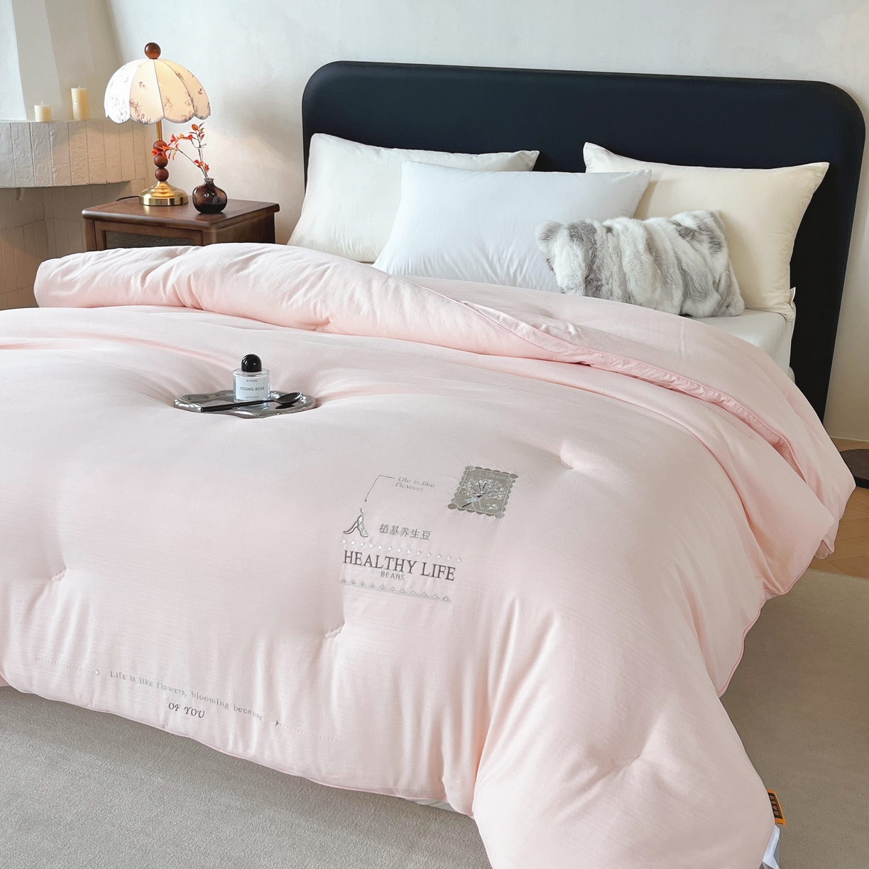 91家纺网 家纺一手货源 找家纺 仲旺居家纺 2025新款漫轨棉绣花冬被植基养生豆立体边被子被芯四季被 奶油白