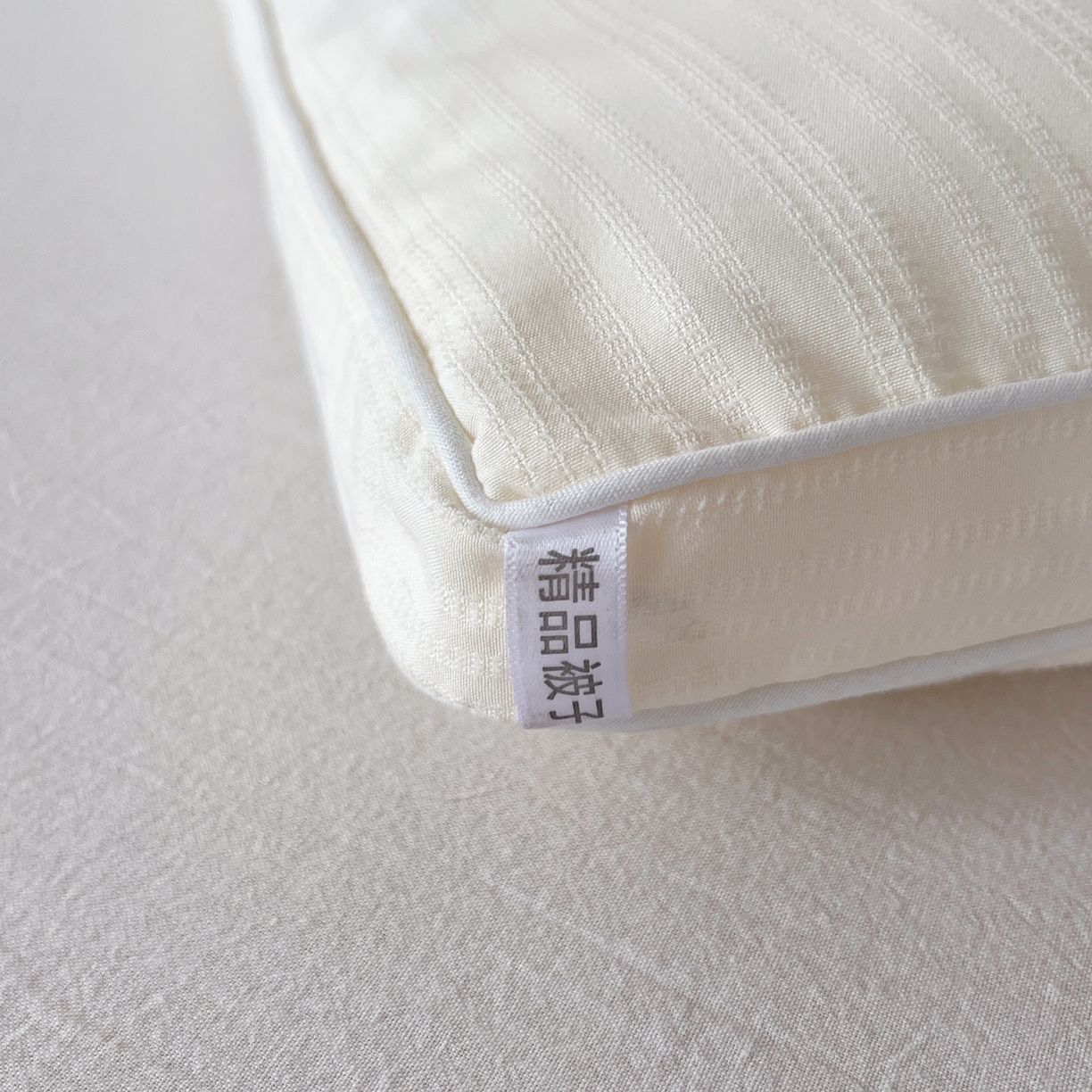 91家纺网 家纺一手货源 找家纺 仲旺居家纺 2025新款漫轨棉绣花冬被植基养生豆立体边被子被芯四季被 奶油白