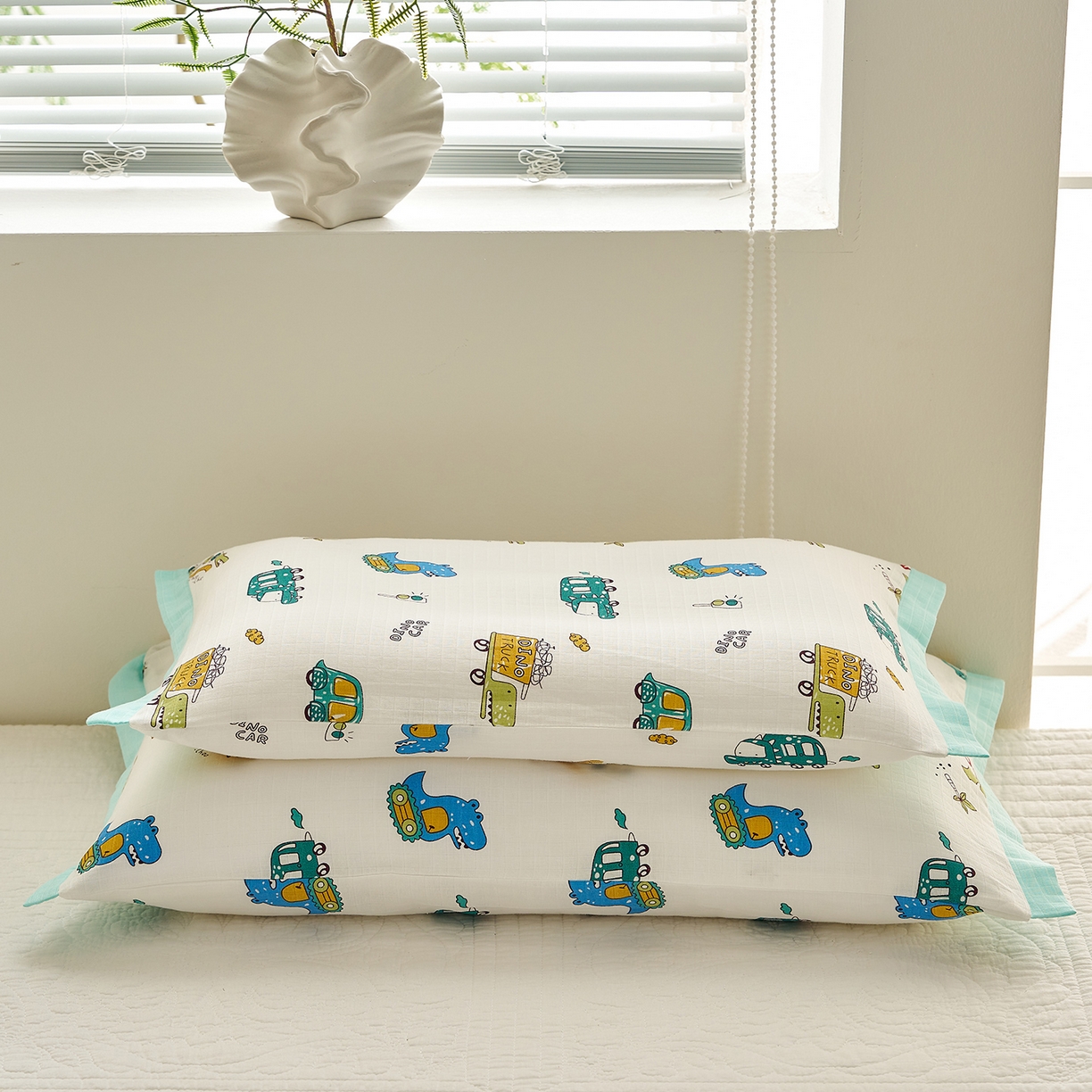 91家纺网 家纺一手货源 找家纺 乐可 2025新款双层纱宽边儿童枕套 TK3恐龙战车白