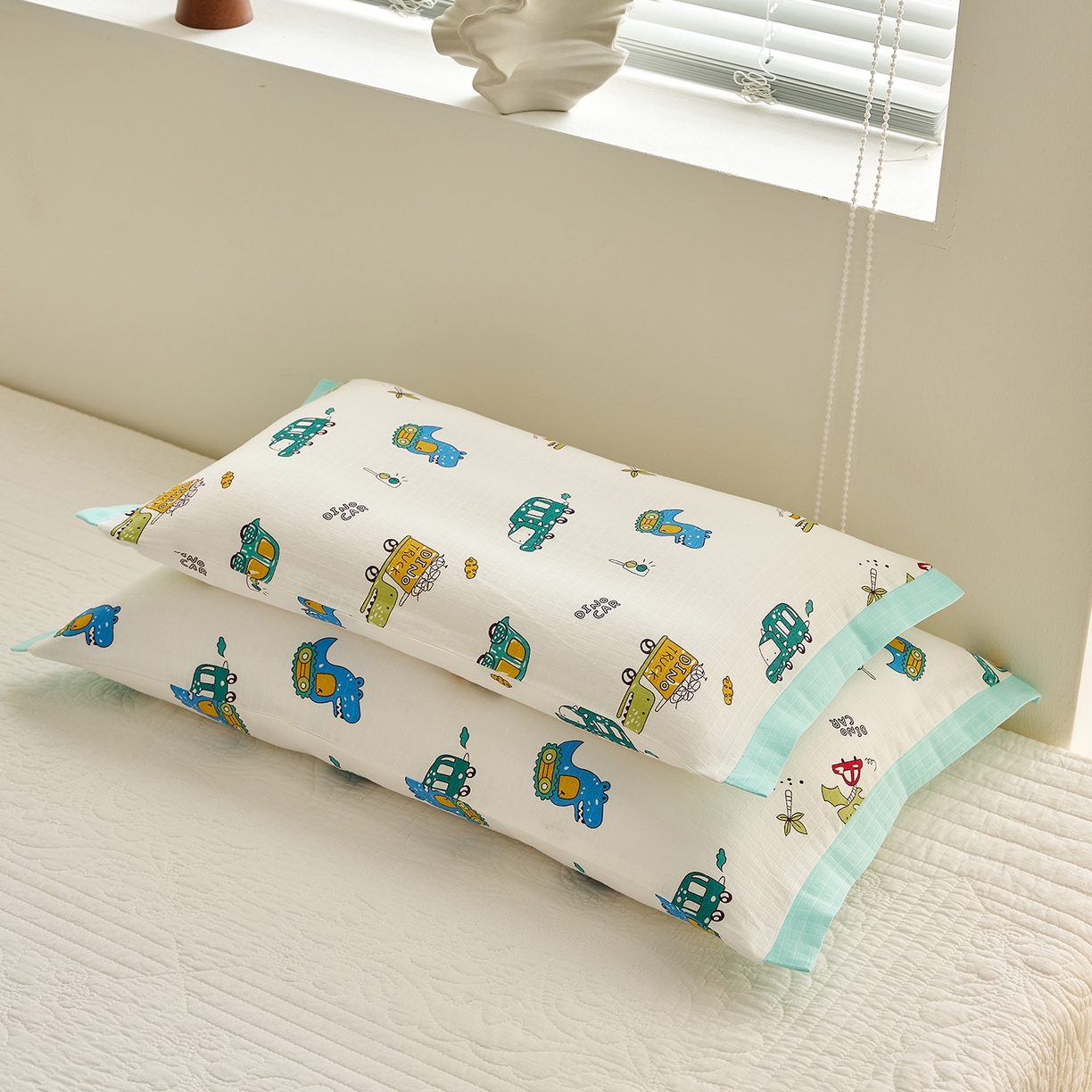 91家纺网 家纺一手货源 找家纺 乐可 2025新款双层纱宽边儿童枕套 TK3恐龙战车白