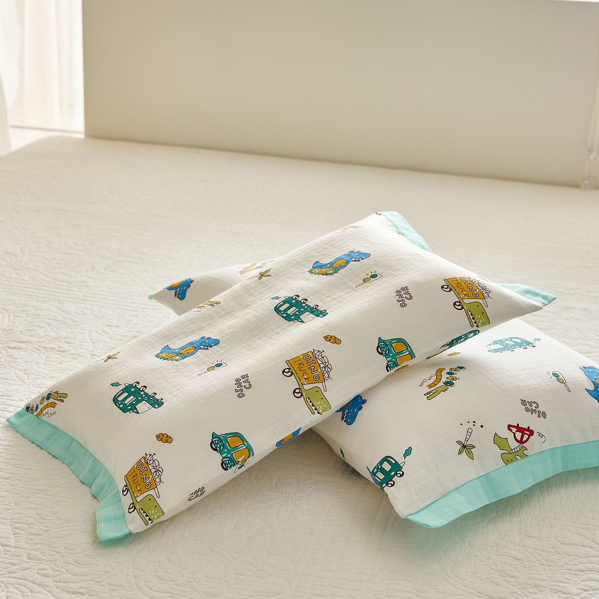 91家纺网 家纺一手货源 找家纺 乐可 2025新款双层纱宽边儿童枕套 TK3恐龙战车白