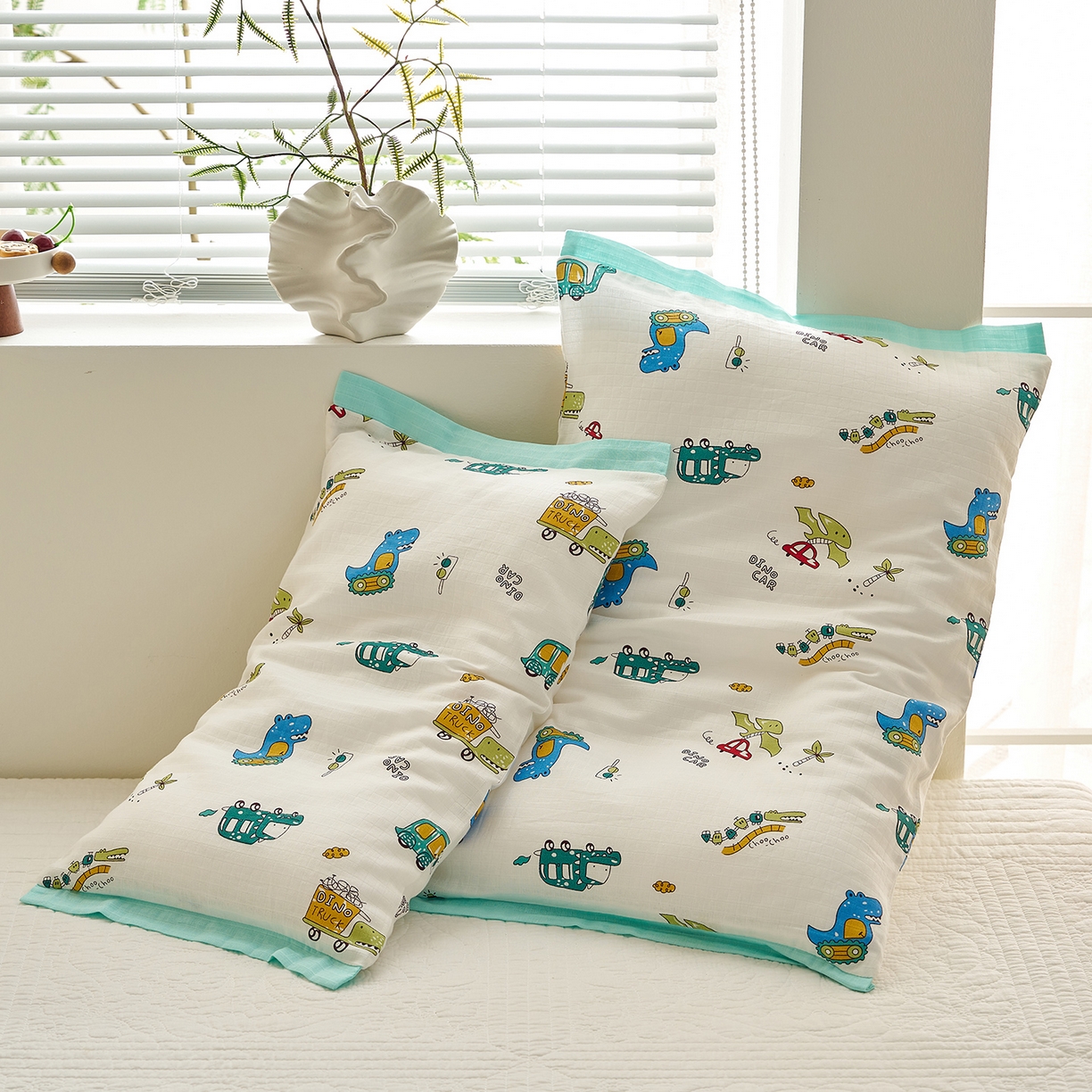 91家纺网 家纺一手货源 找家纺 乐可 2025新款双层纱宽边儿童枕套 TK3恐龙战车白