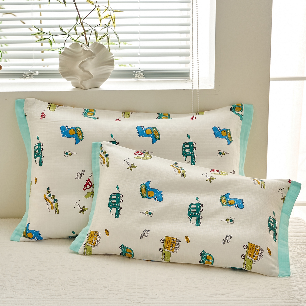 91家纺网 家纺一手货源 找家纺 乐可 2025新款双层纱宽边儿童枕套 TK3恐龙战车白