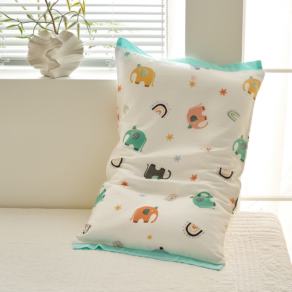 91家纺网 家纺一手货源 找家纺 乐可 2025新款双层纱宽边儿童枕套 TK3礼帽小象白