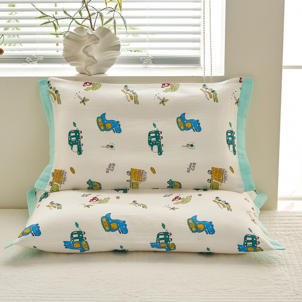 91家纺网 家纺一手货源 找家纺 乐可 2025新款双层纱宽边儿童枕套 TK3恐龙战车白