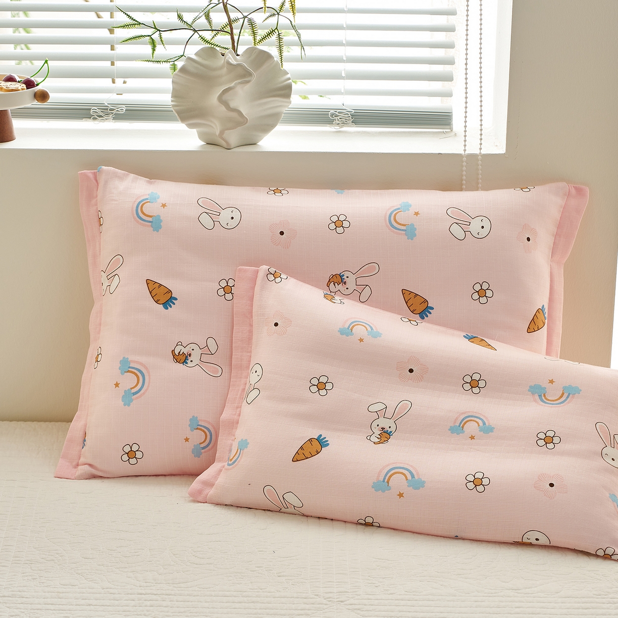 91家纺网 家纺一手货源 找家纺 乐可 2025新款双层纱宽边儿童枕套 TK3萝卜兔粉