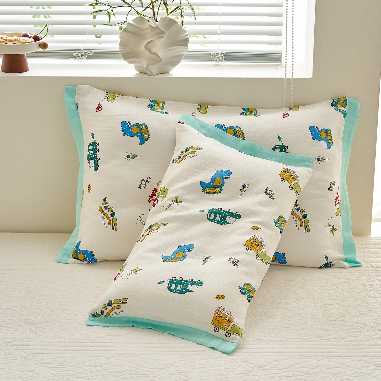 91家纺网 家纺一手货源 找家纺 乐可 2025新款双层纱宽边儿童枕套 TK3恐龙战车白