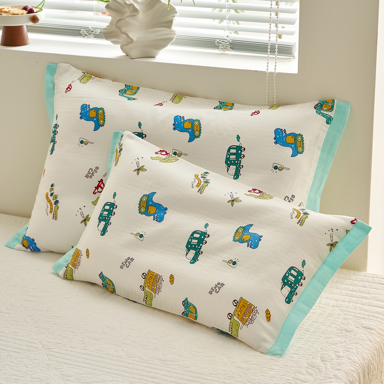 91家纺网 家纺一手货源 找家纺 乐可 2025新款双层纱宽边儿童枕套 TK3恐龙战车白