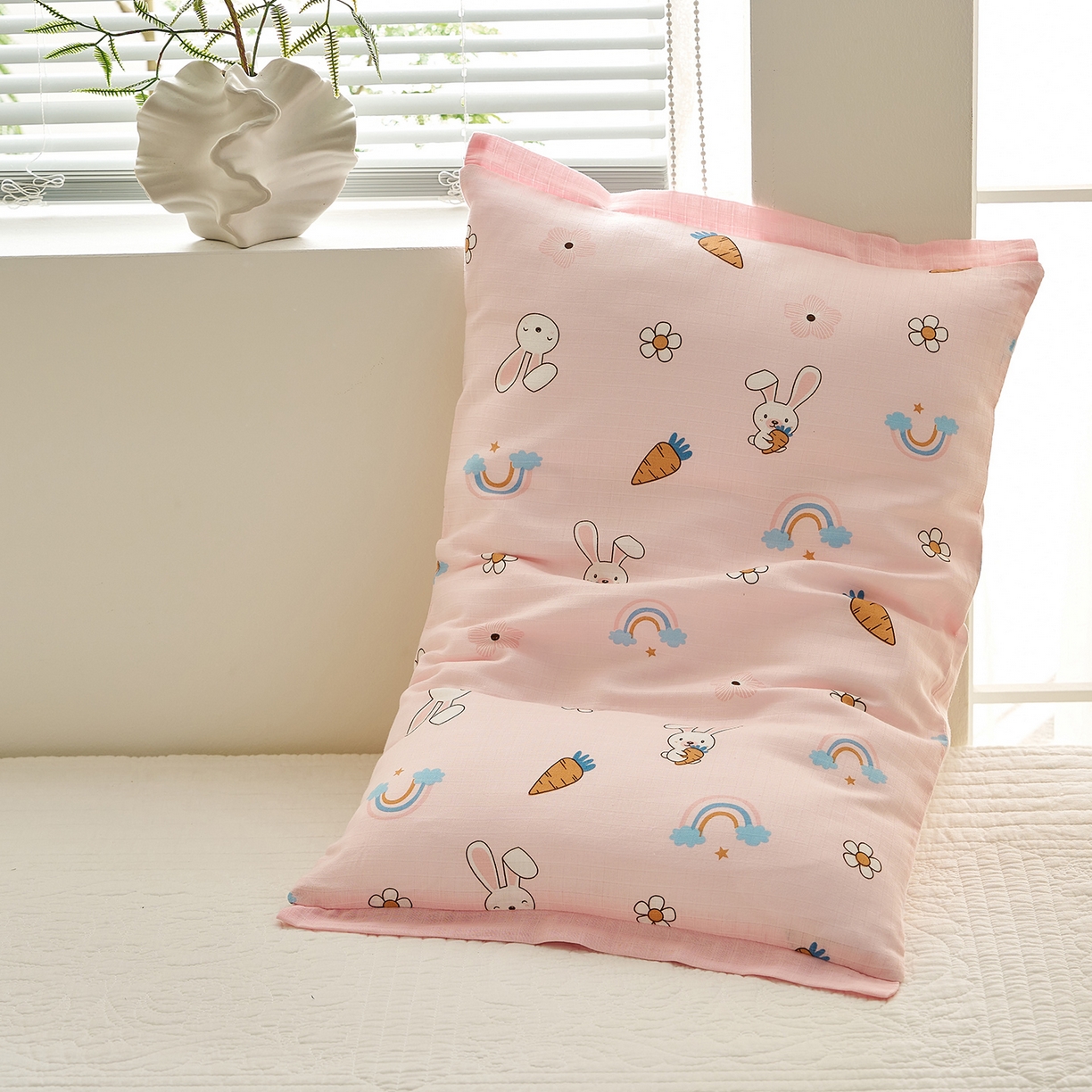 91家纺网 家纺一手货源 找家纺 乐可 2025新款双层纱宽边儿童枕套 TK3萝卜兔粉