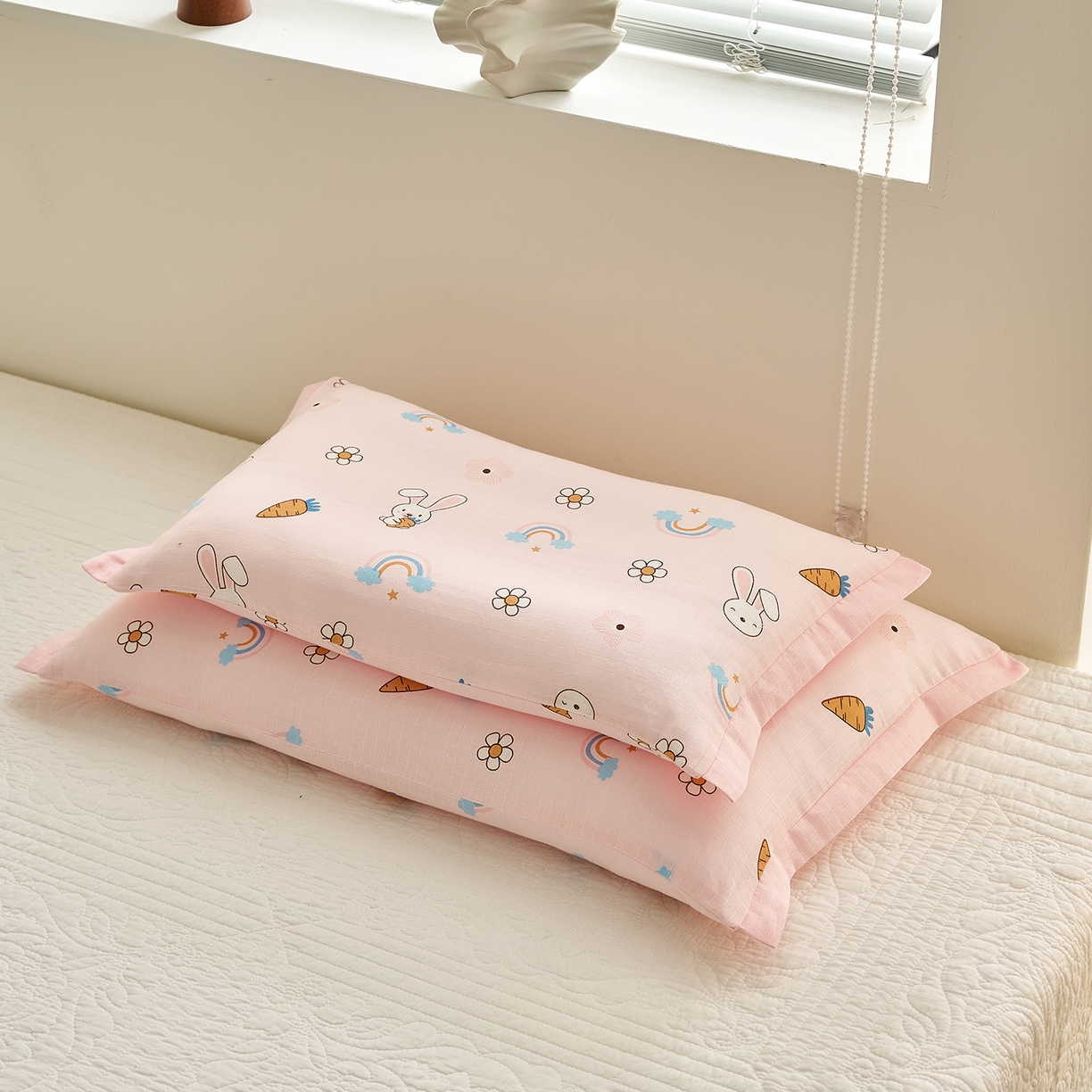 91家纺网 家纺一手货源 找家纺 乐可 2025新款双层纱宽边儿童枕套 TK3萝卜兔粉