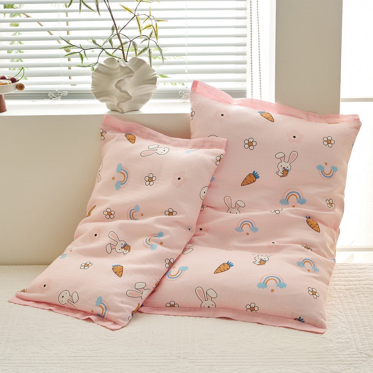 91家纺网 家纺一手货源 找家纺 乐可 2025新款双层纱宽边儿童枕套 TK3萝卜兔粉