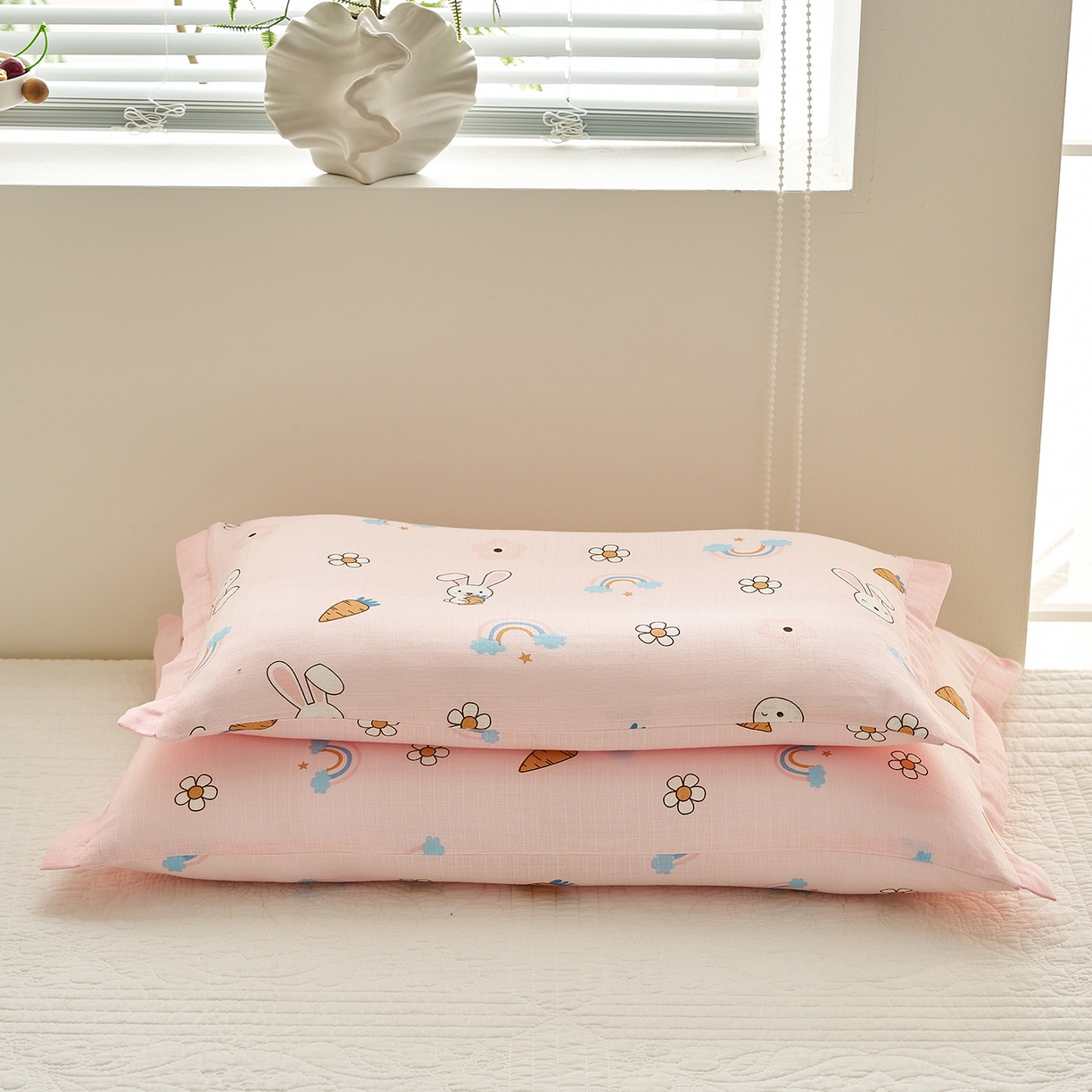 91家纺网 家纺一手货源 找家纺 乐可 2025新款双层纱宽边儿童枕套 TK3萝卜兔粉