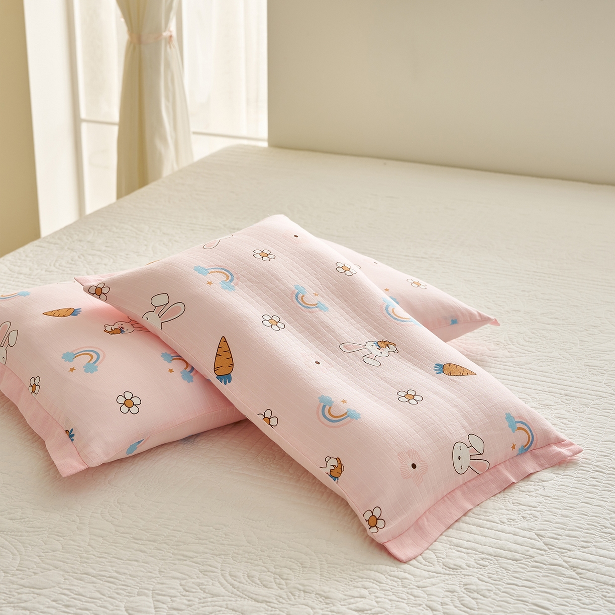 91家纺网 家纺一手货源 找家纺 乐可 2025新款双层纱宽边儿童枕套 TK3萝卜兔粉