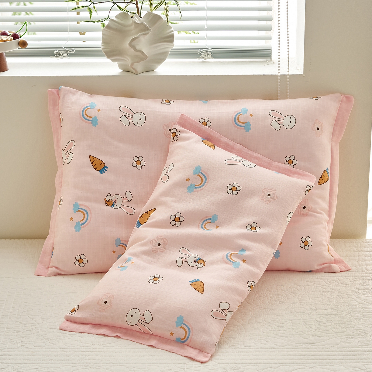 91家纺网 家纺一手货源 找家纺 乐可 2025新款双层纱宽边儿童枕套 TK3萝卜兔粉