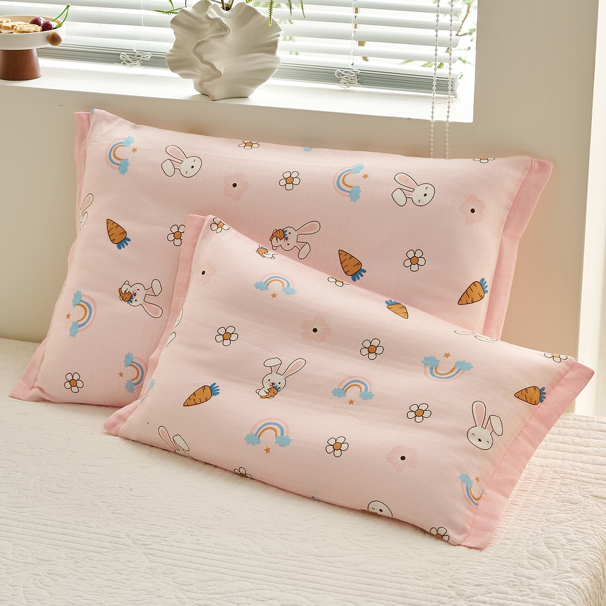 91家纺网 家纺一手货源 找家纺 乐可 2025新款双层纱宽边儿童枕套 TK3萝卜兔粉