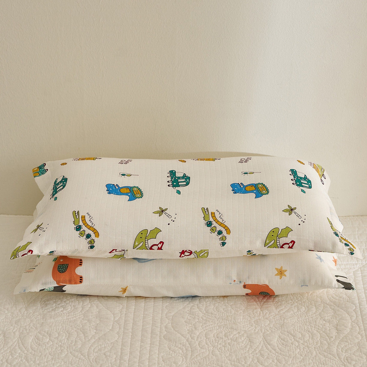 91家纺网 家纺一手货源 找家纺 乐可 2025新款双层纱儿童定型枕套 TC2恐龙战车白