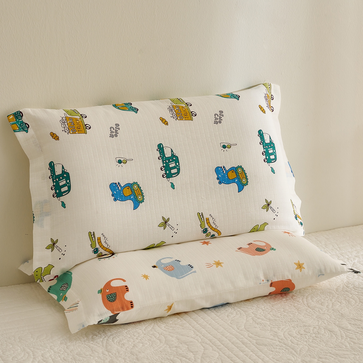 91家纺网 家纺一手货源 找家纺 乐可 2025新款双层纱儿童定型枕套 TC2恐龙战车白