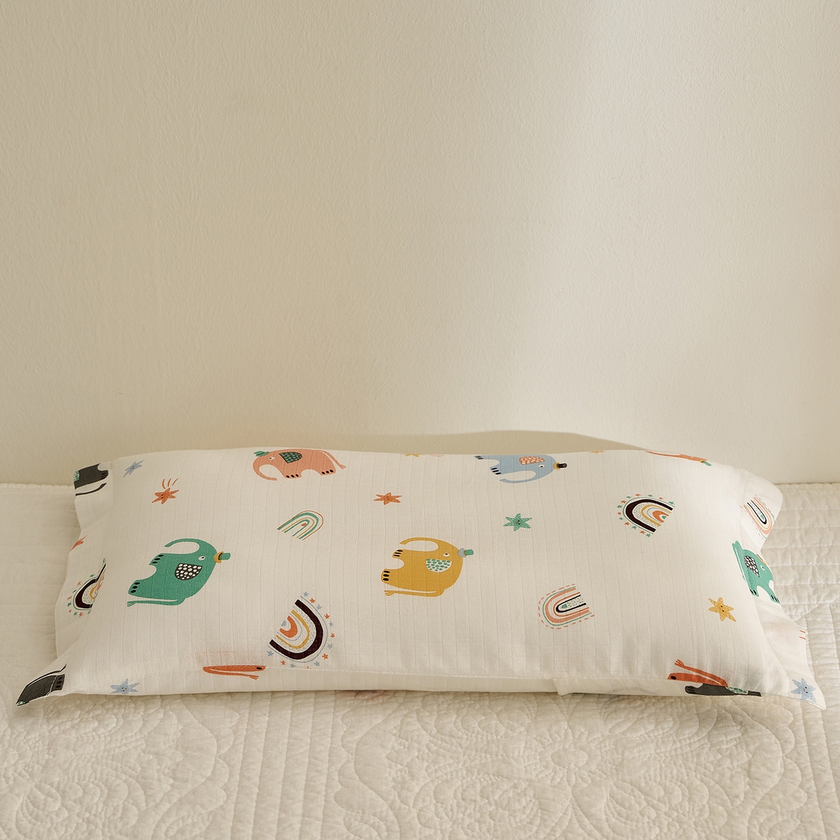 91家纺网 家纺一手货源 找家纺 乐可 2025新款双层纱儿童定型枕套 TC2礼帽小象白