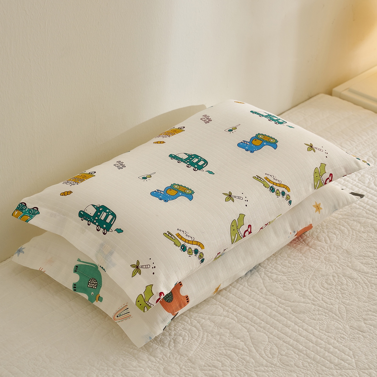 91家纺网 家纺一手货源 找家纺 乐可 2025新款双层纱儿童定型枕套 TC2恐龙战车白