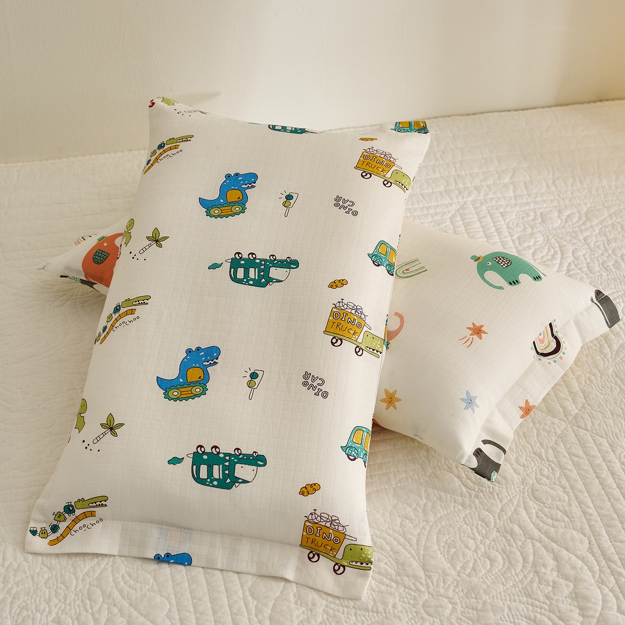 91家纺网 家纺一手货源 找家纺 乐可 2025新款双层纱儿童定型枕套 TC2恐龙战车白