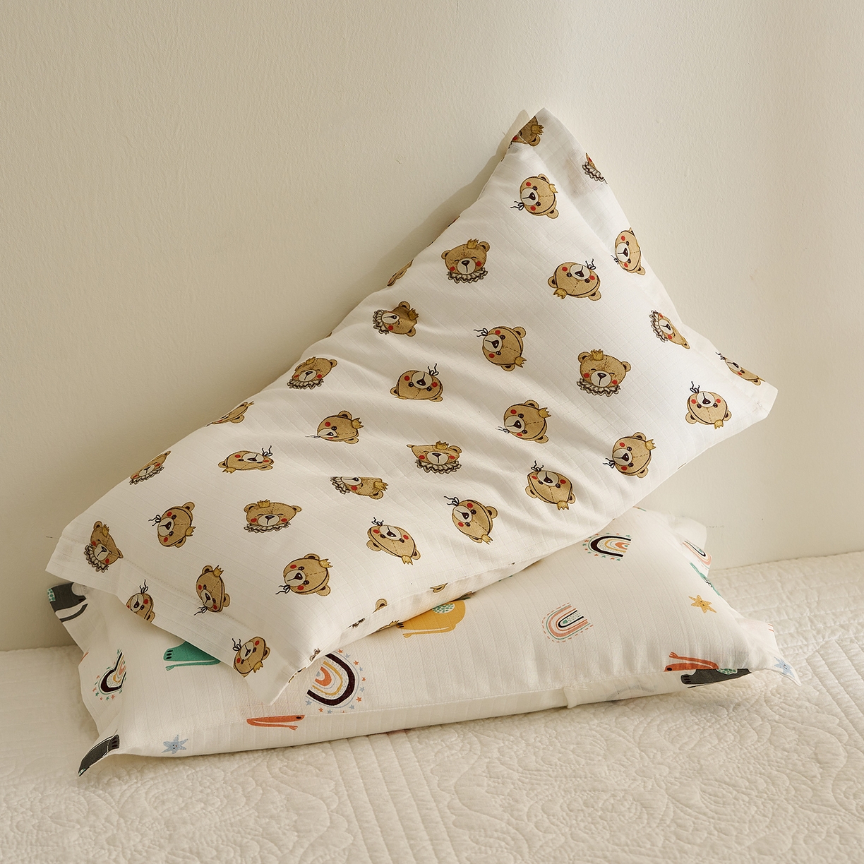 91家纺网 家纺一手货源 找家纺 乐可 2025新款双层纱儿童定型枕套 TC2小熊王子白