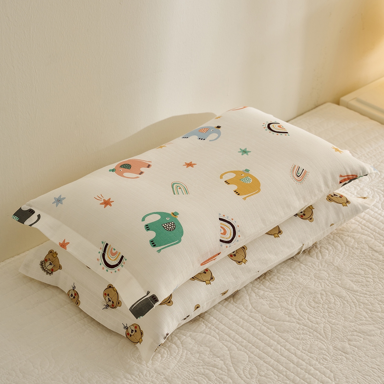 91家纺网 家纺一手货源 找家纺 乐可 2025新款双层纱儿童定型枕套 TC2礼帽小象白