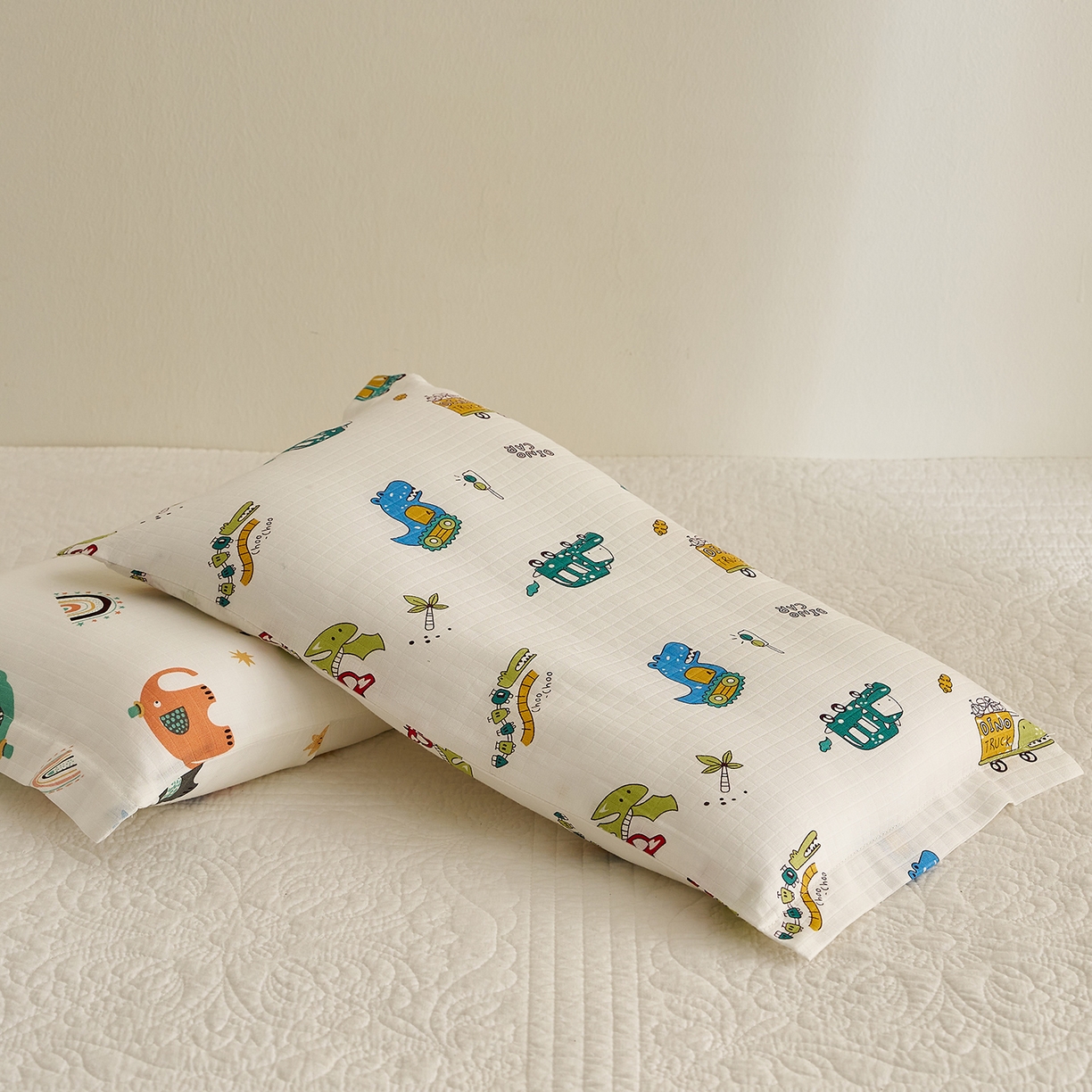 91家纺网 家纺一手货源 找家纺 乐可 2025新款双层纱儿童定型枕套 TC2恐龙战车白