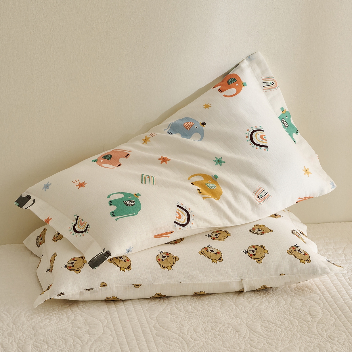 91家纺网 家纺一手货源 找家纺 乐可 2025新款双层纱儿童定型枕套 TC2礼帽小象白