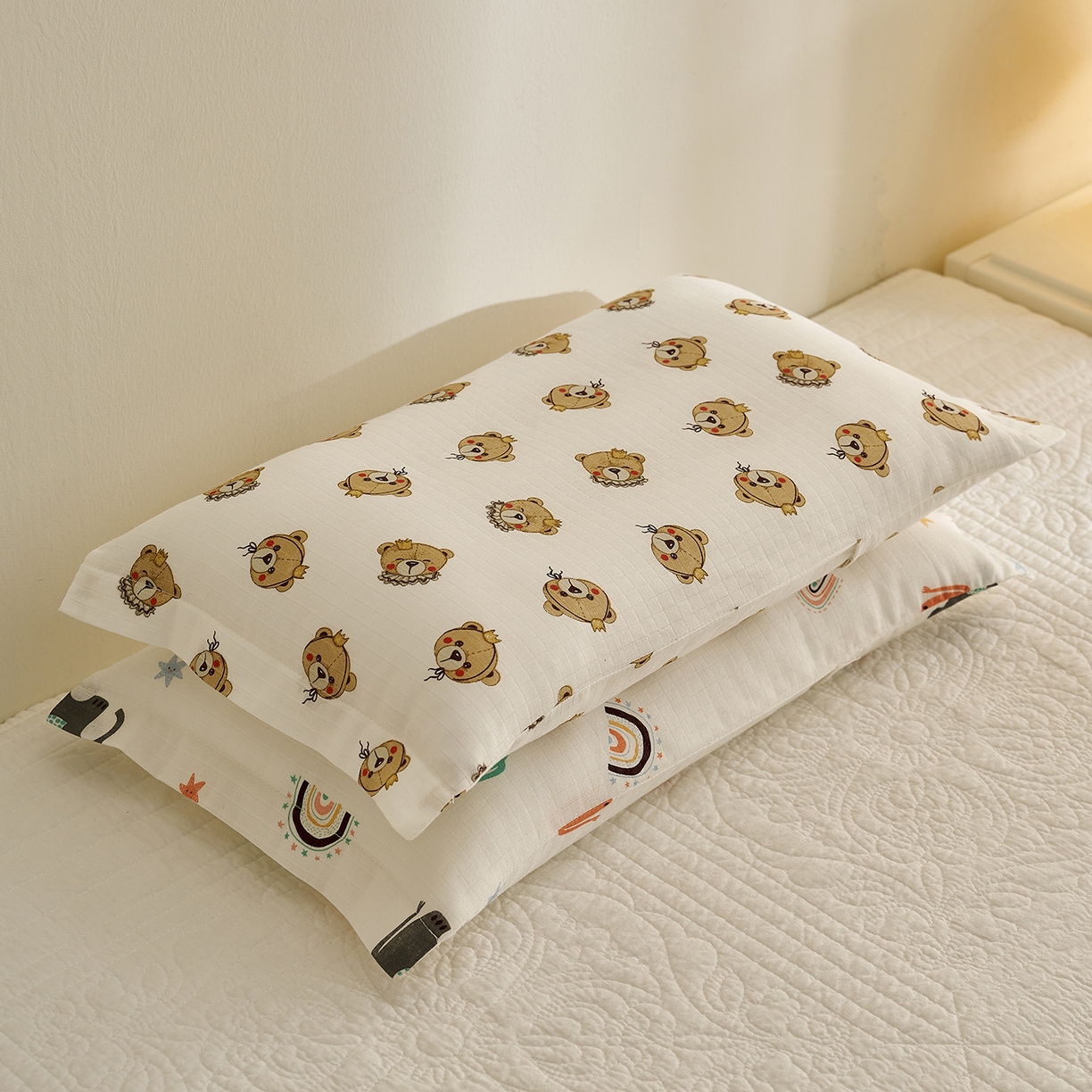 91家纺网 家纺一手货源 找家纺 乐可 2025新款双层纱儿童定型枕套 TC2小熊王子白