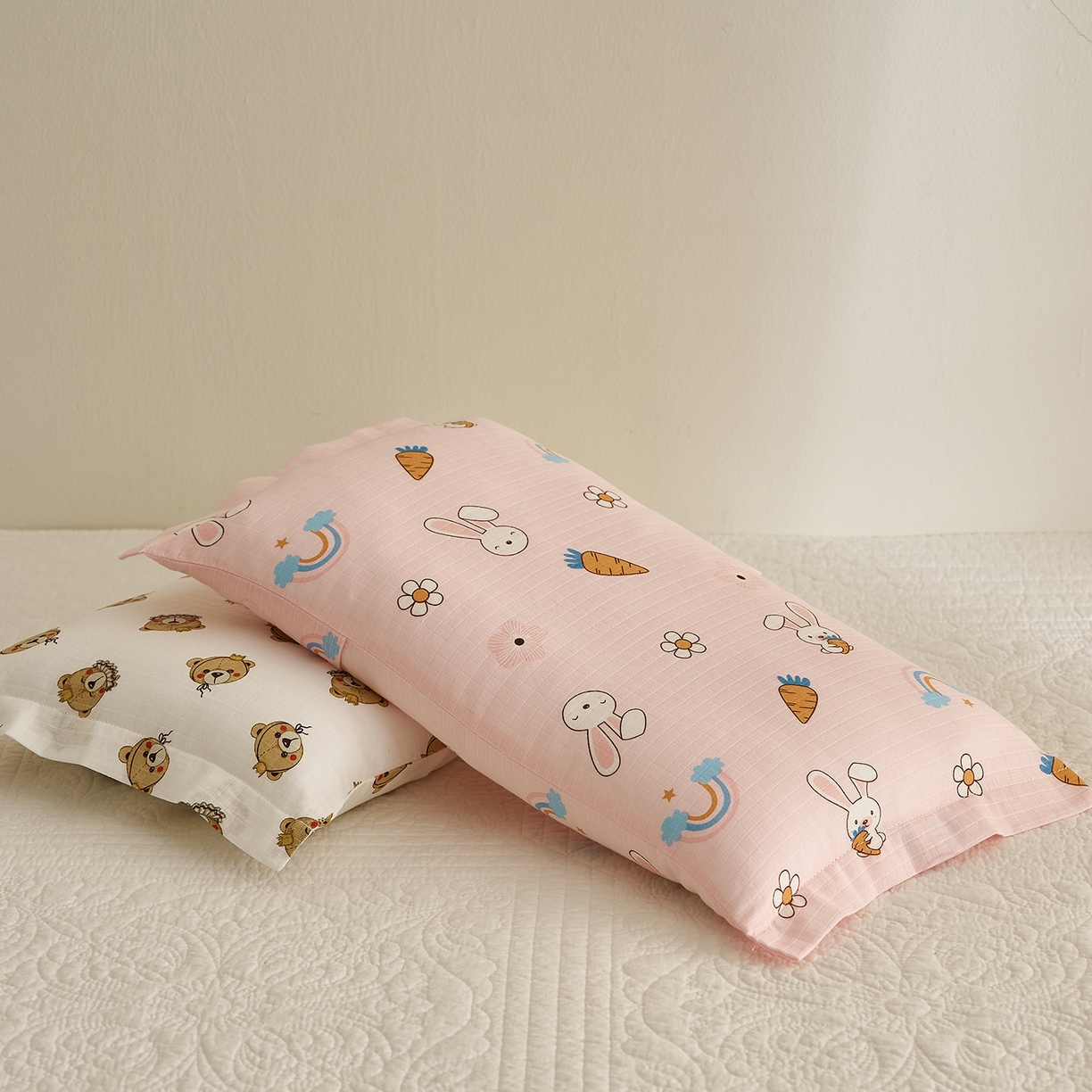 91家纺网 家纺一手货源 找家纺 乐可 2025新款双层纱儿童定型枕套 TC2萝卜兔粉