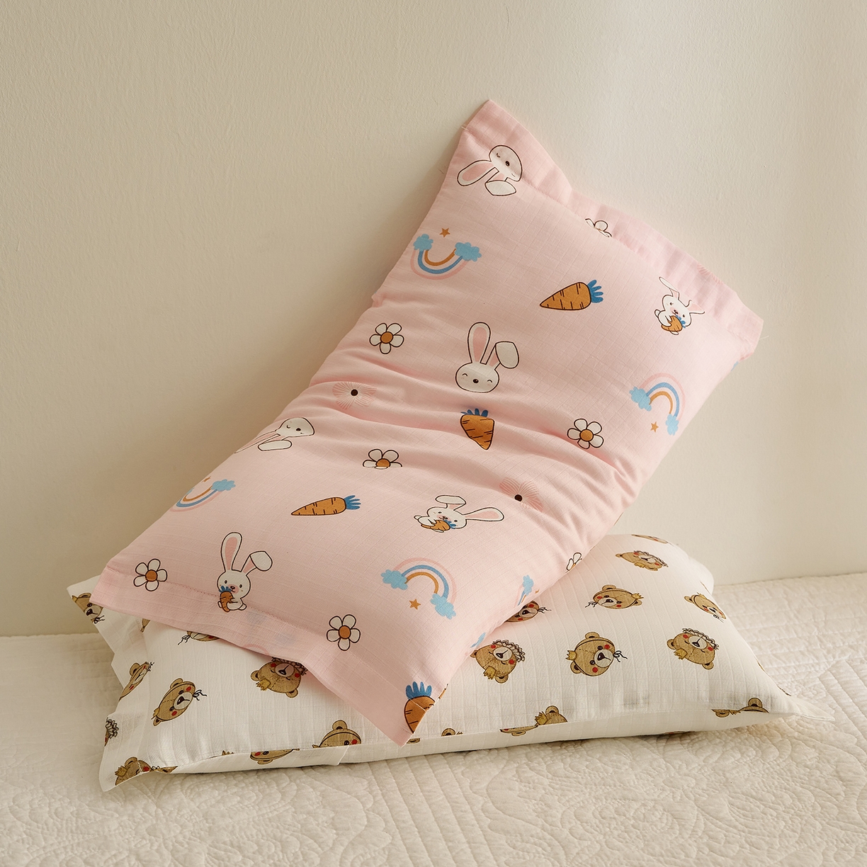 91家纺网 家纺一手货源 找家纺 乐可 2025新款双层纱儿童定型枕套 TC2萝卜兔粉