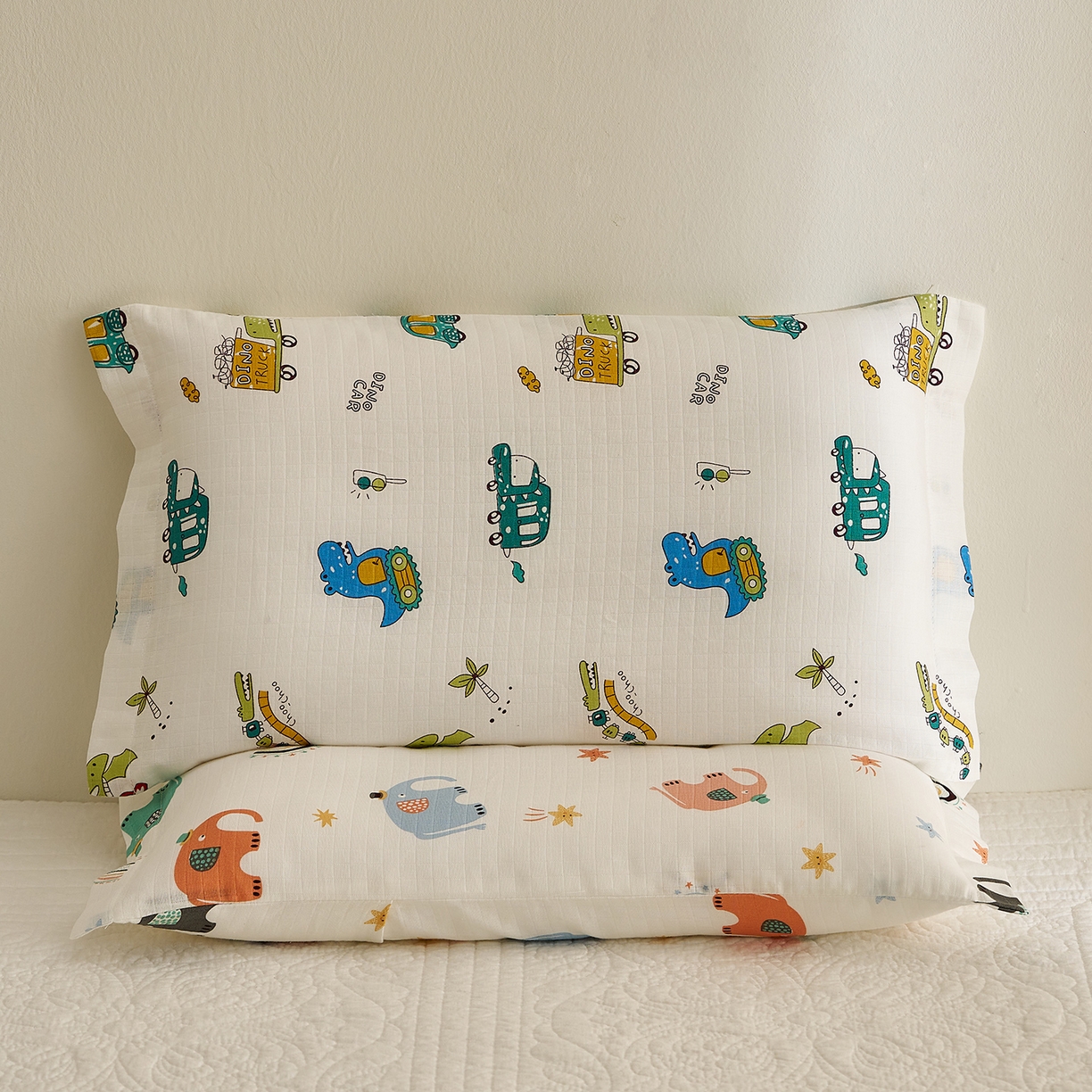 91家纺网 家纺一手货源 找家纺 乐可 2025新款双层纱儿童定型枕套 TC2恐龙战车白