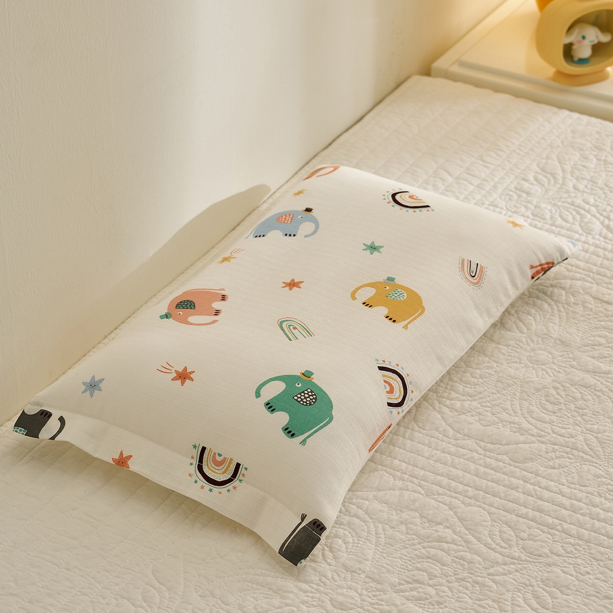 91家纺网 家纺一手货源 找家纺 乐可 2025新款双层纱儿童定型枕套 TC2礼帽小象白