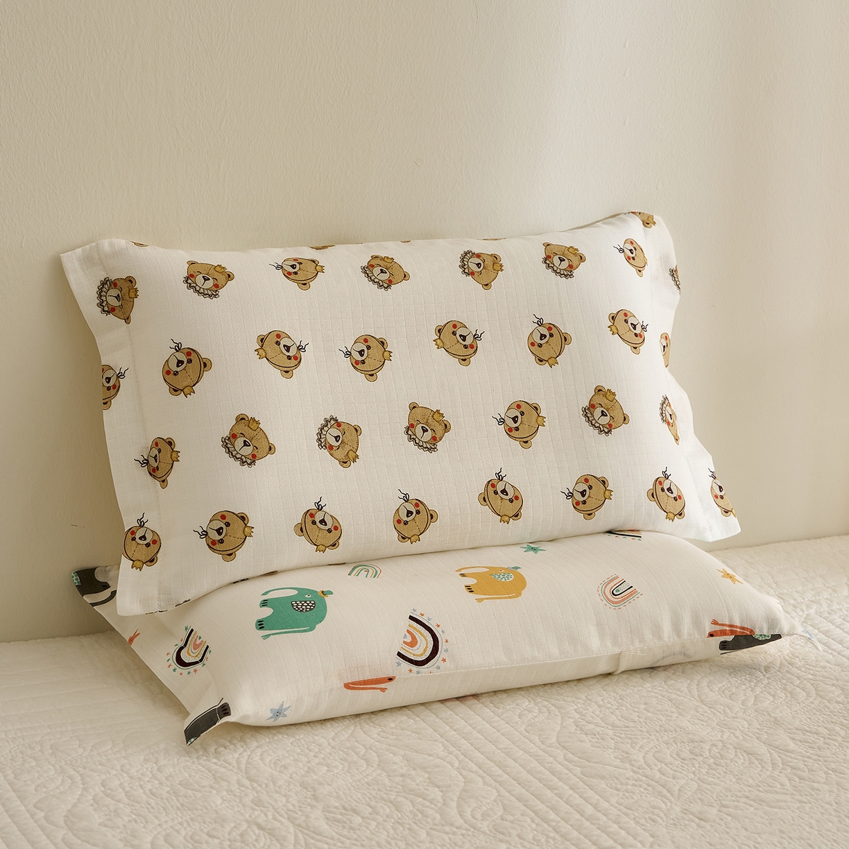 91家纺网 家纺一手货源 找家纺 乐可 2025新款双层纱儿童定型枕套 TC2小熊王子白