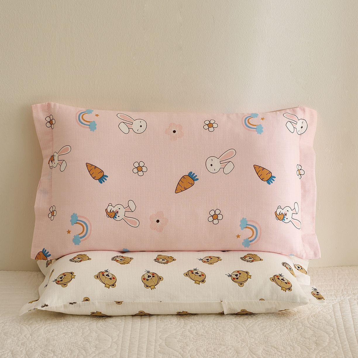 91家纺网 家纺一手货源 找家纺 乐可 2025新款双层纱儿童定型枕套 TC2萝卜兔粉