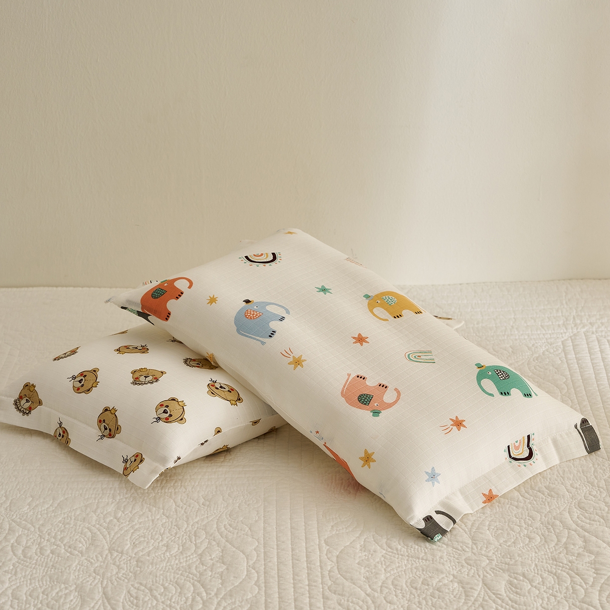 91家纺网 家纺一手货源 找家纺 乐可 2025新款双层纱儿童定型枕套 TC2礼帽小象白