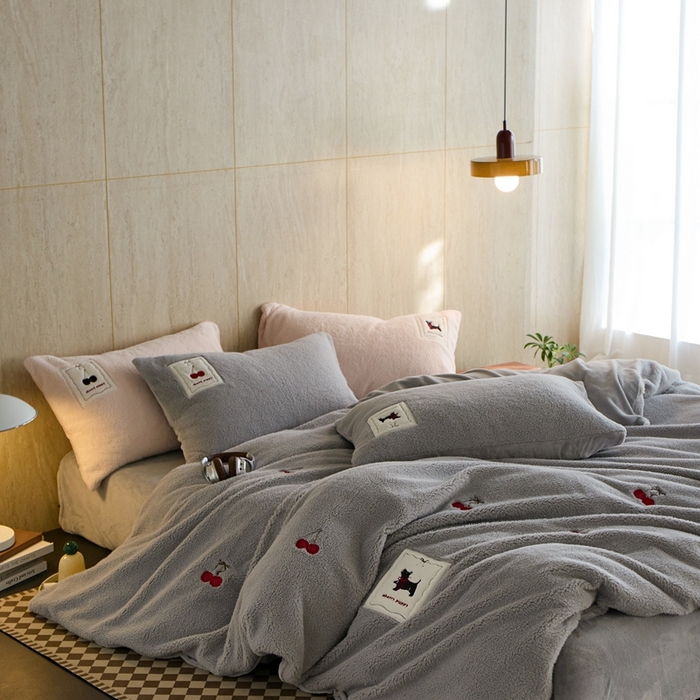 91家纺网 家纺一手货源 找家纺 （总）初拾 2025新款绵羊绒牛奶绒贴布绣四件套-绒 樱桃奇奇